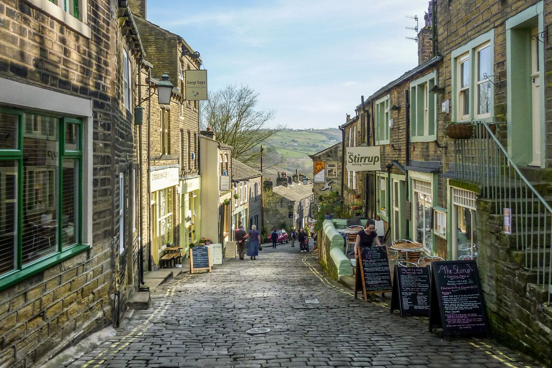 cute-historic-northern-town-cobbled-streets-and-shop-fronts-haworth-england-uk-day-trips-from-leeds