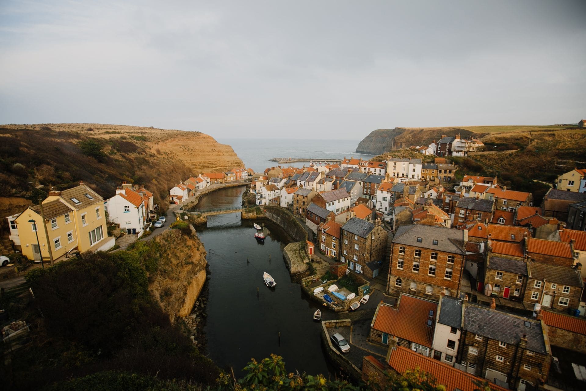 moody-british-seaside-town-with-orange-roofs-in-autumn-staithes-yorkshire
