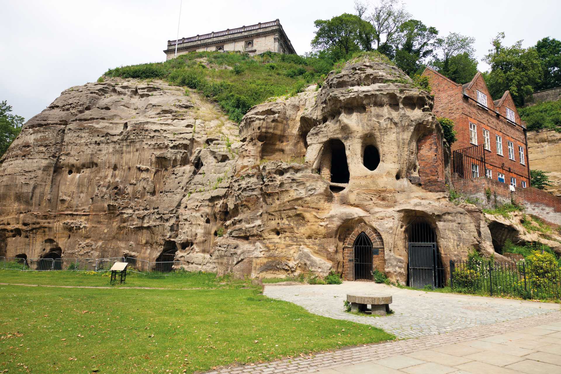caves-inside-hillside-city-of-caves-places-to-visit-in-nottingham